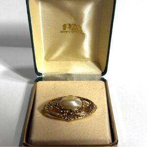 Vintage 1928 Brand Pearl Brooch Oval Gold Tone Filigree Setting